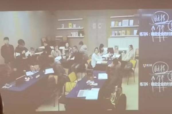 88爱彩喷粉房厂家参加提升企业创新能力培训班